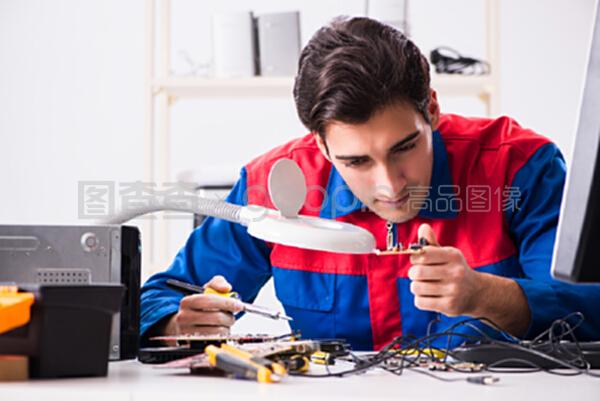 維修車間計算機的專業(yè)修理工 技術、流程與重要性